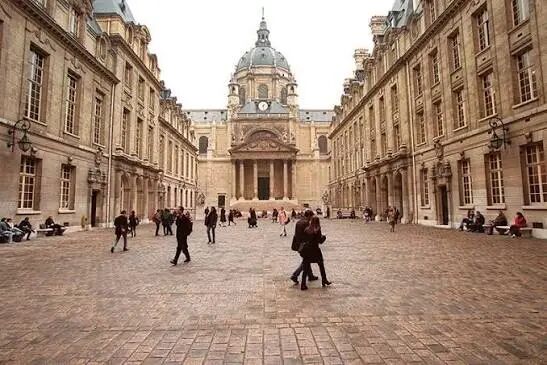 世界最美校園(36/50)】 🏫 索邦大學（Sorbonne University） 📍 Paris, France 傳說中的「巴黎學術地標」✨  學生每天通勤路線： 穿過拉丁區街巷→ 經過咖啡館與書店→ 抬頭就是百年穹頂與石柱